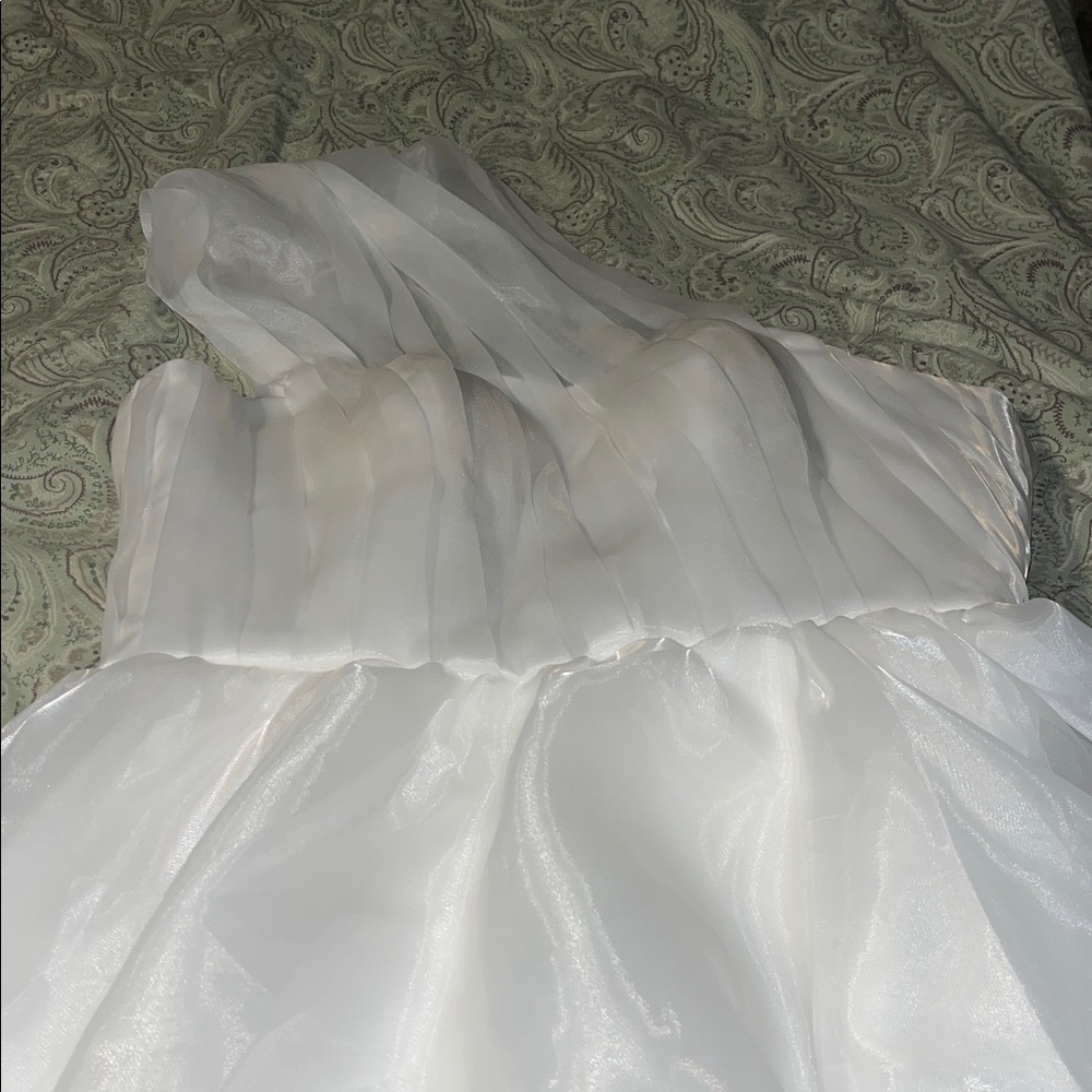 Elegant White Wedding Dress. 12
